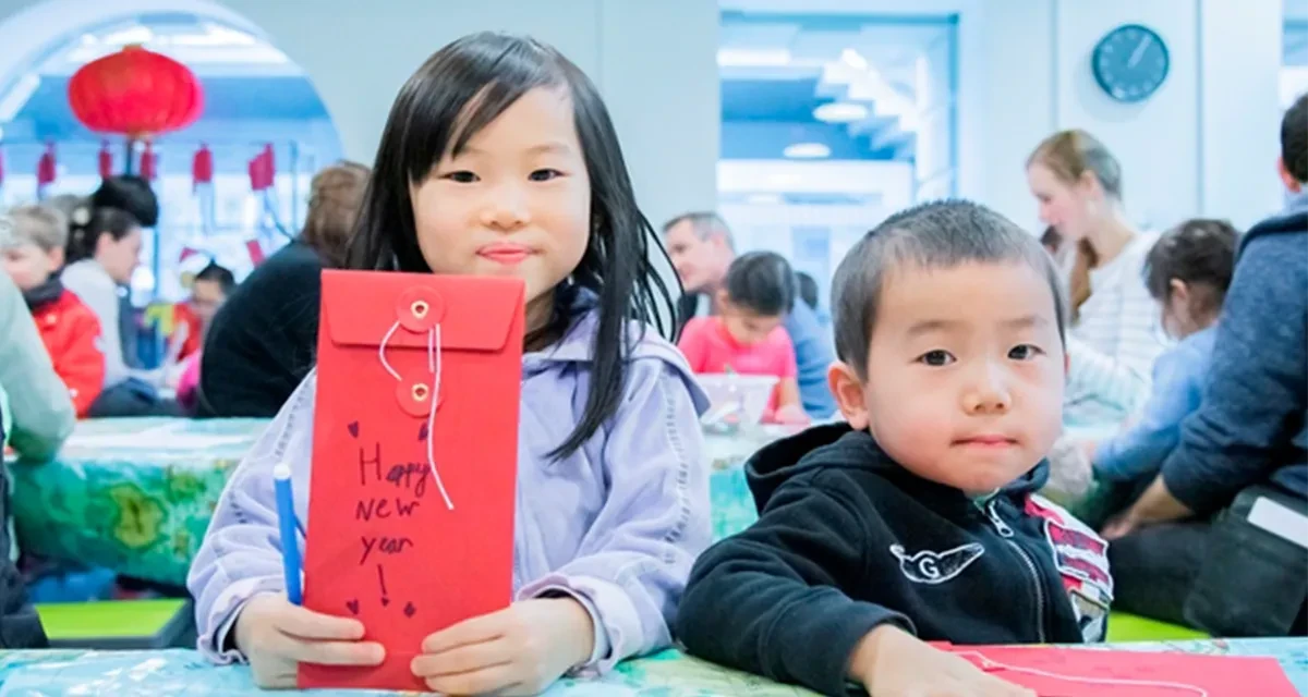 Two children making hongbao.